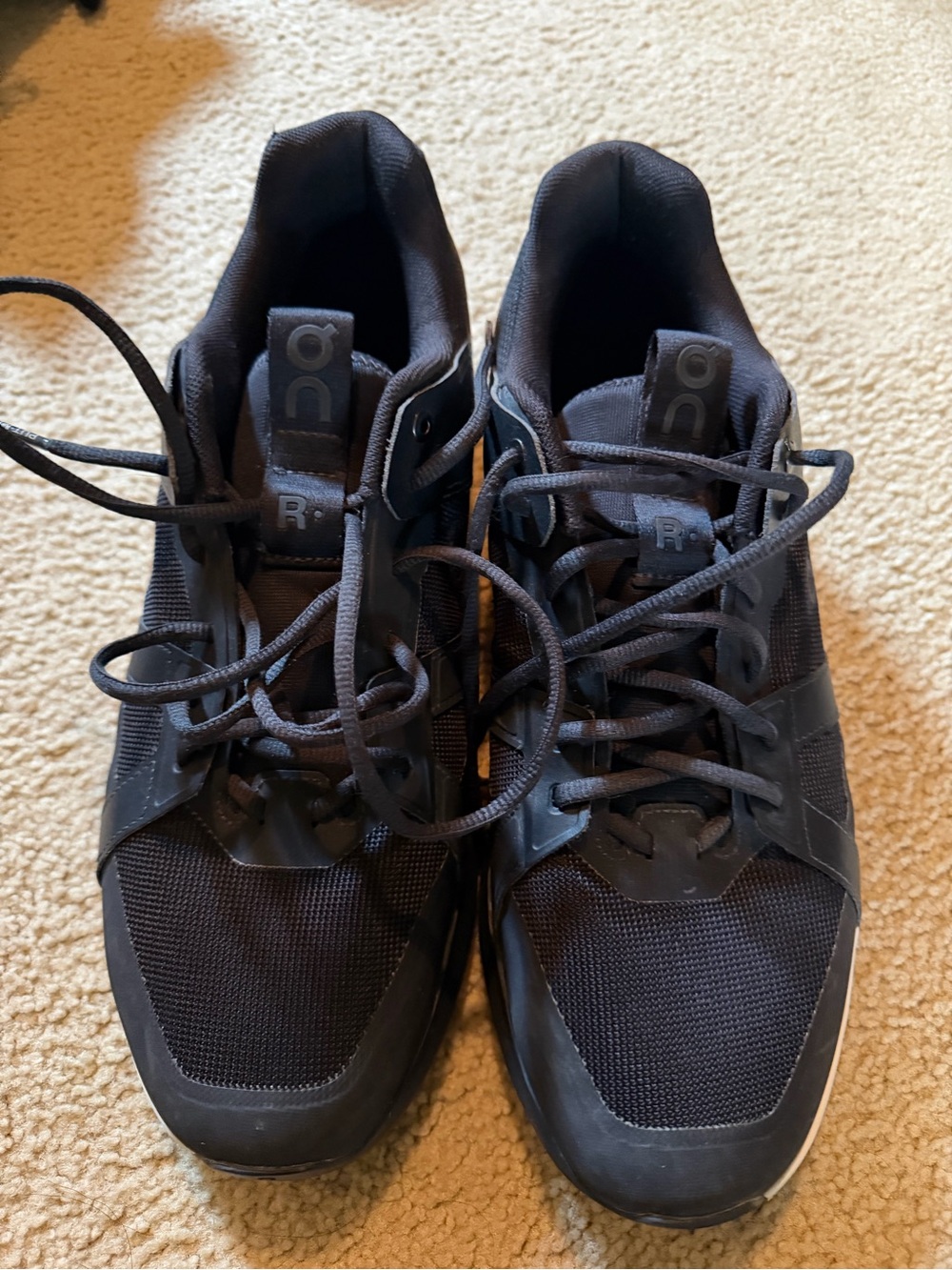 Men’s size 13 on cloud roger tennis shoes